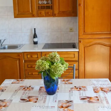 Apartment Warm And Welcoming With Sea View